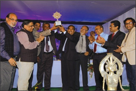 Immediate Past Chairman Ar. Subir Basu along with other members of the Chapter receiving the best Chapter from IIA, Immediate Past President Ar. Prafulla G. Karkhanis